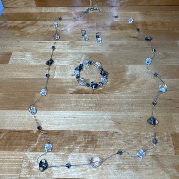 Premier Designs Ice Sparkle necklace, bracelet and earrings set - Picture 2 of 4